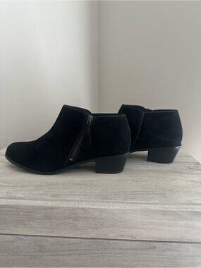 Vionic Serena Black suede ankle boots Size 12